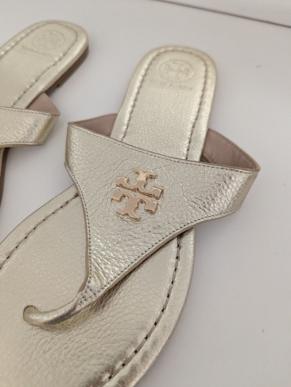 EUC! Tory Burch Jolie Flat Thong Sandal In Gold Size 8.5 - Picture 2 of 16